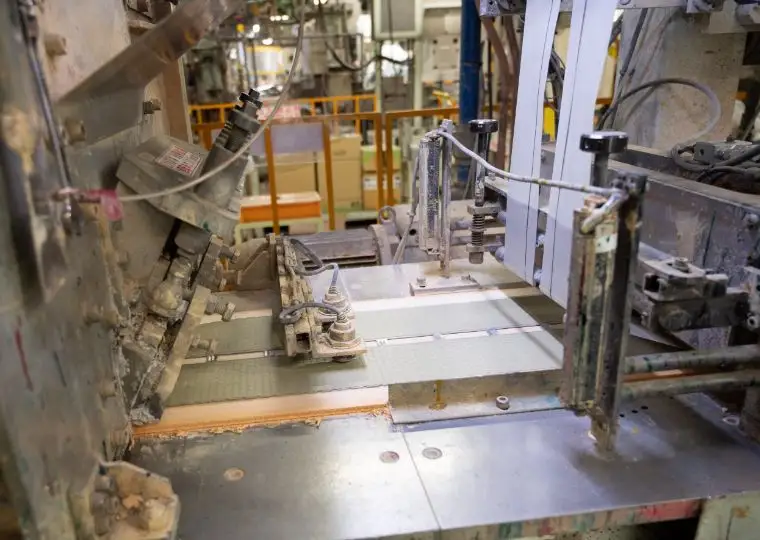 極板工程（鉛ペースト製造）練塗